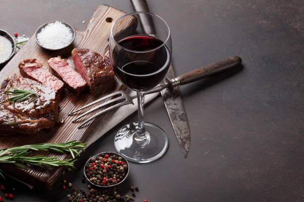 채끝 스테이크 &amp; 카베르네 소비뇽(Cabernet Sauvignon) 와인 페어링｜육즙과 탄닌, 검은 과일의 클래식한 하모니