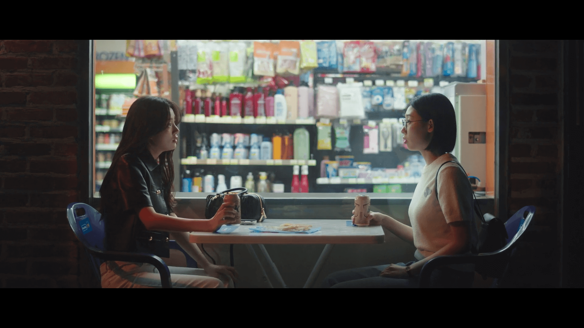 넷플릭스 드라마 '언젠가는 슬기로울 전공의생활' 6화 - 편의점에서 대화를 나누는 김사비와 표남경