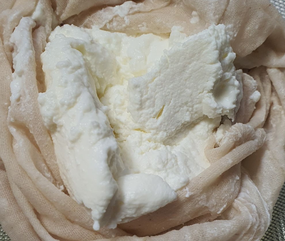 요거트가 든 면주머니를 옮기지 않고 유청 20시간 제거 했을때 질감