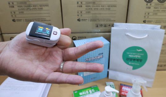 코로나 재택치료 키트 사진 혈중산소포화도측정기와 타이레놀 각종 소독체가 들어있다