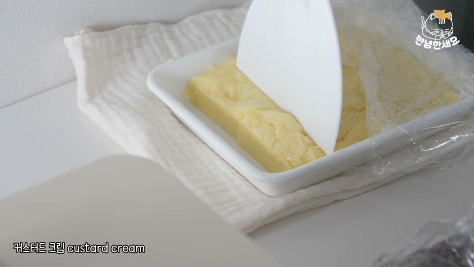 커스터드 크림을 짤주머니에 담는 장면