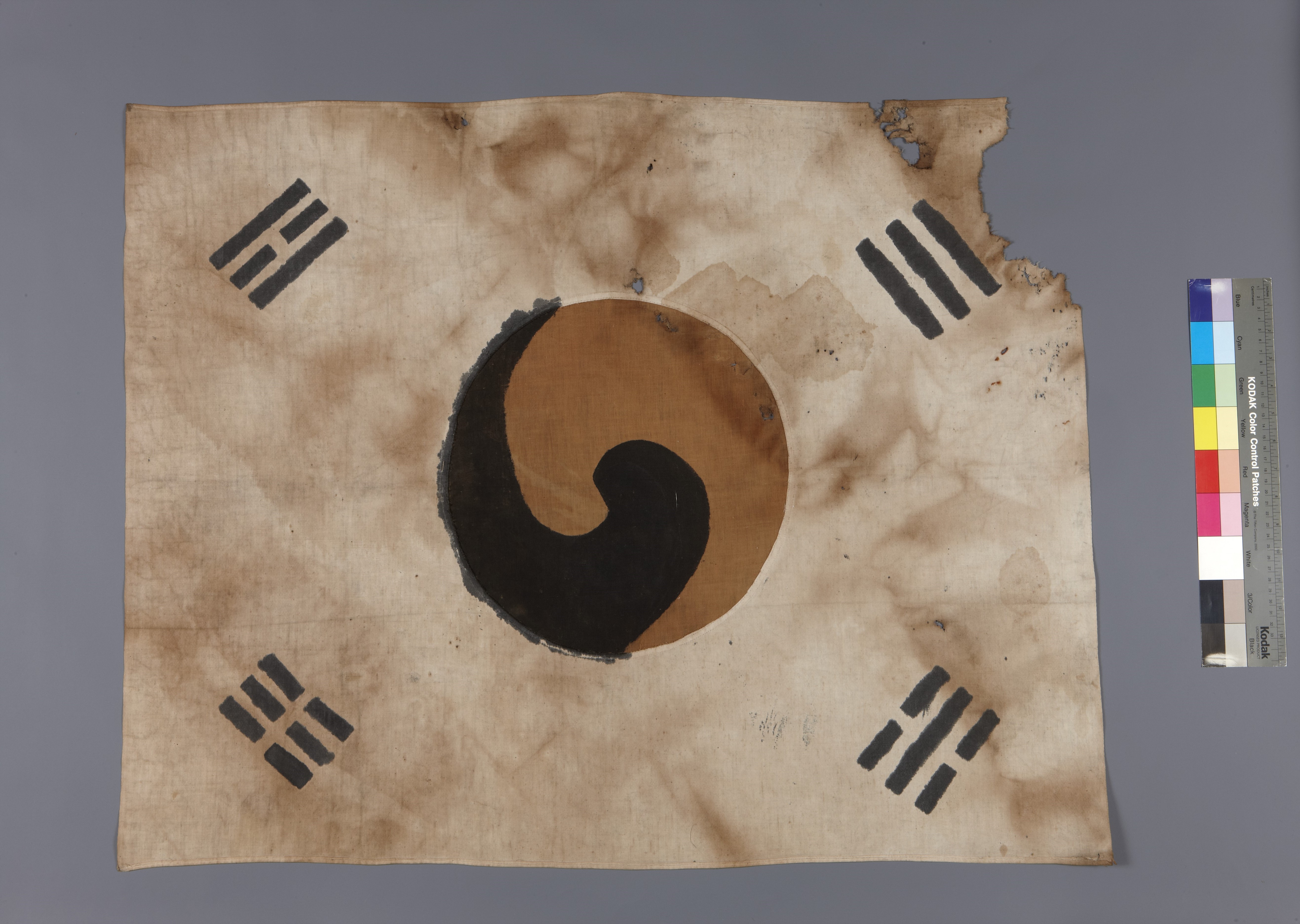 진관사 태극기: 수난의 역사 속에서 피어난 민족의 상징(이재명 대통령 태극기)