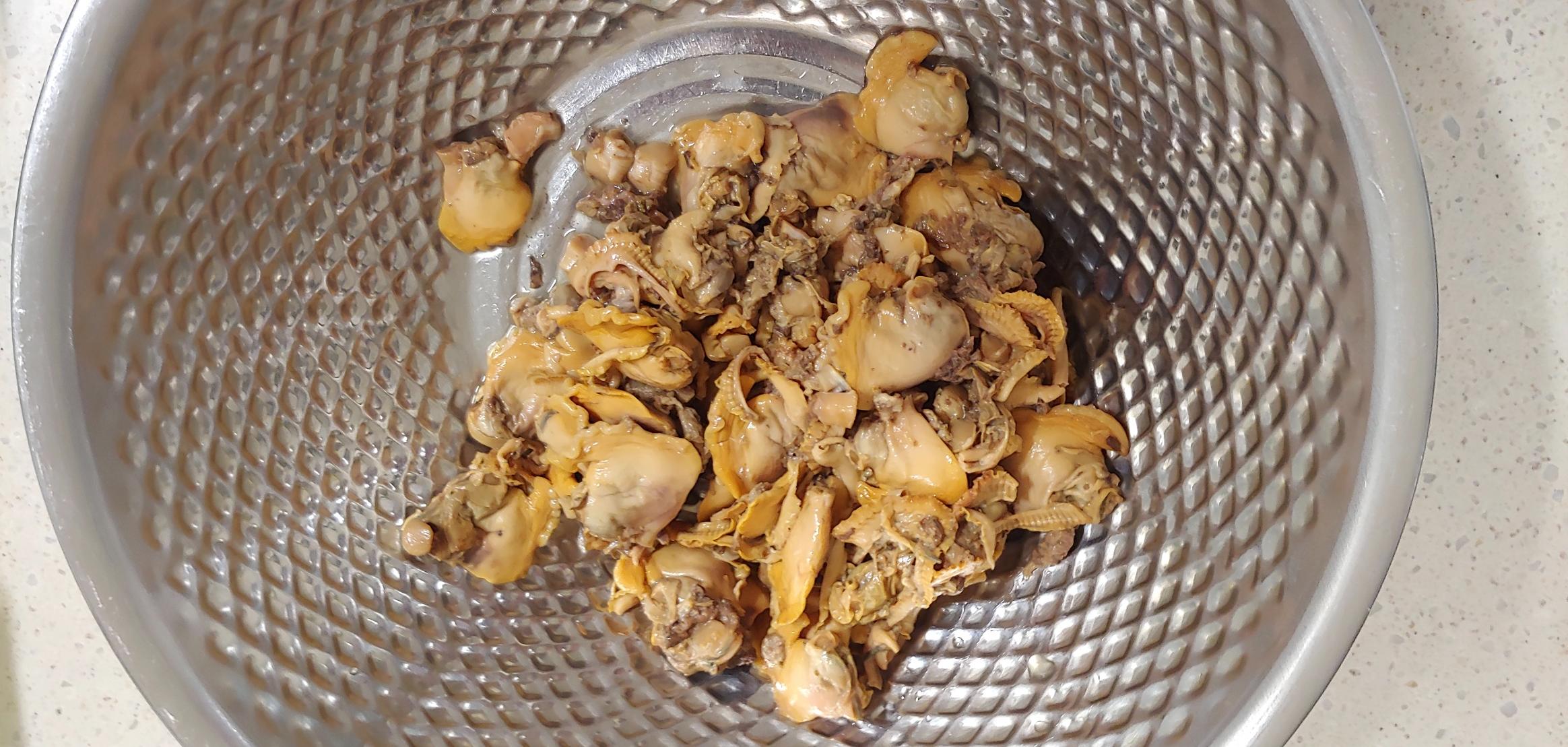 찬물에 씻어 보울에 담아줍니다.