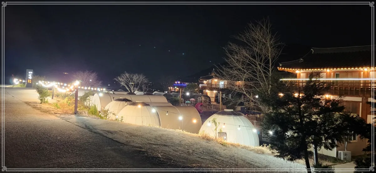 경주-신라한옥호텔-야간-입구전경-야경