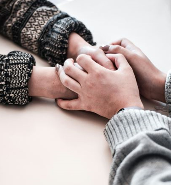 마주 잡은 두 손 사진