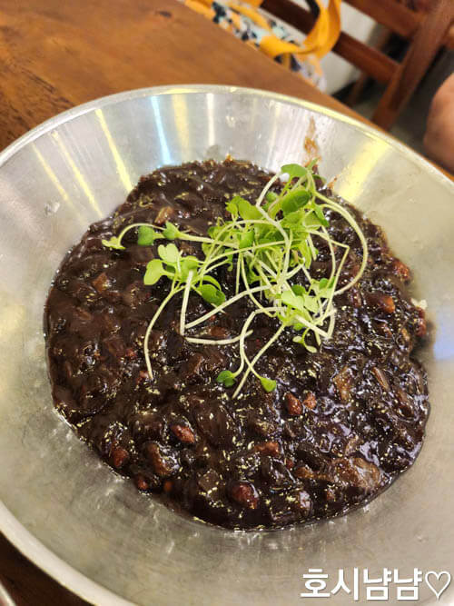 큼직한 고기가 들어간 뽕사부 짜장면