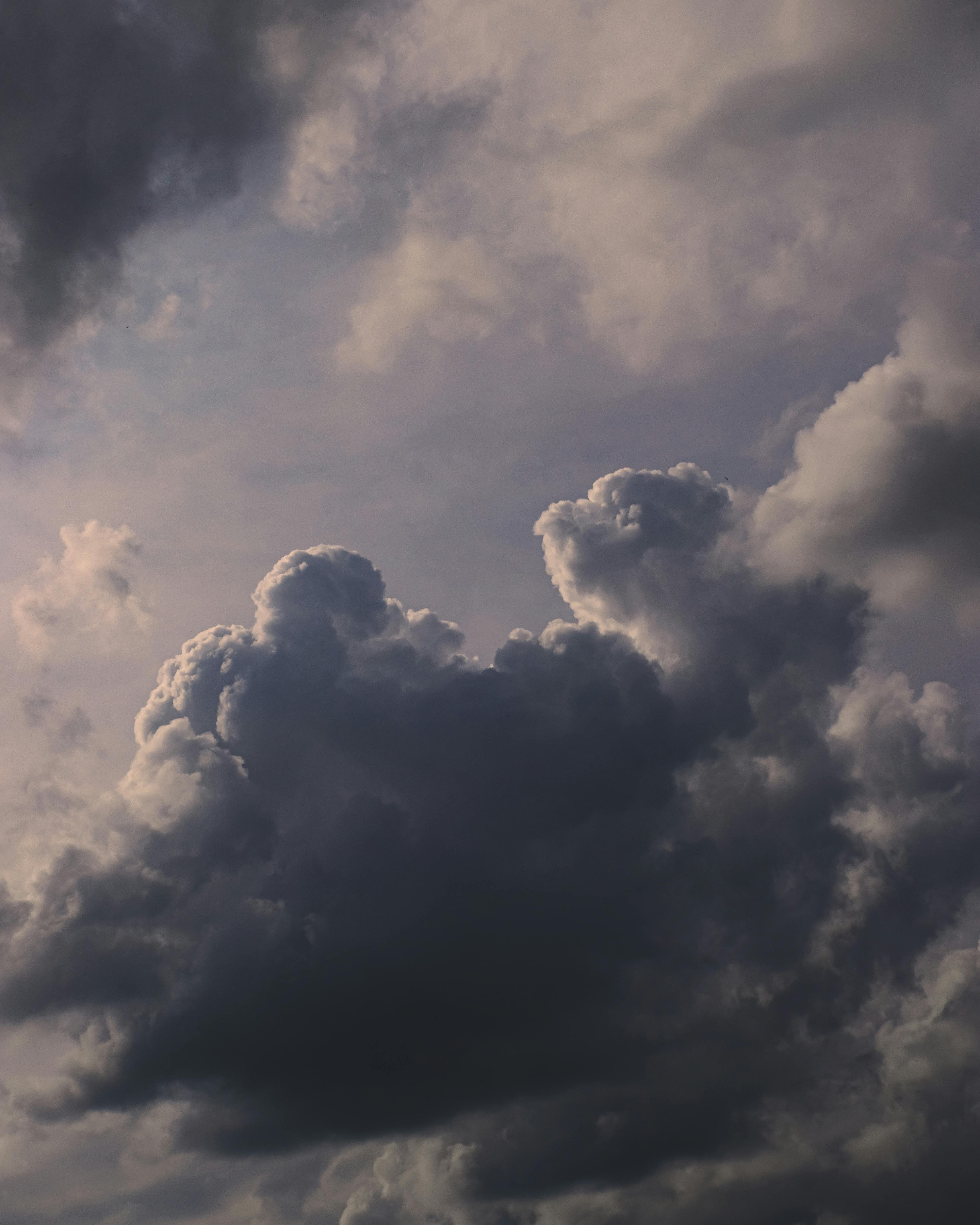 지구 대기가 우주 환경으로부터 우리를 보호하는 방법