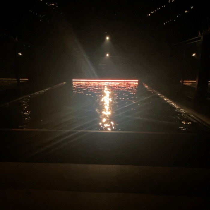 직사각형 수조에 불빛이 빛나고 있습니다.