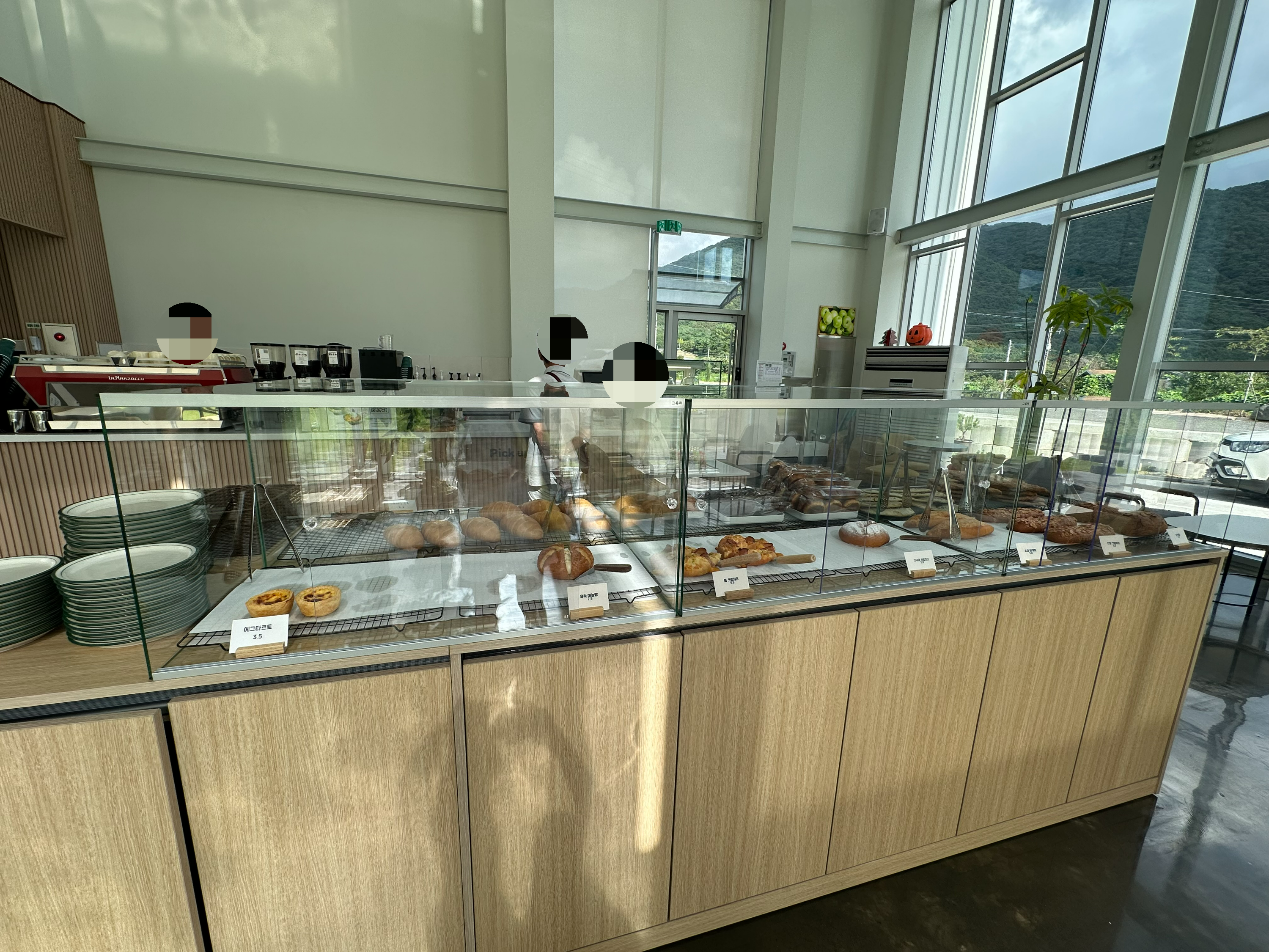 충남 보령, 대천, 무창포 여행 후기3(국내 가족 여행지 추천, 무창포 비체팰리스, 또다시 갯벌체험, 대천 맛집 부페, 점심 밥집 뷔페, 진짜 예쁜 카페 아르나, 분위기 좋은 카페 아르나, 한밤중 닭벼슬섬 산책, 대천항 수산시장 재방문, 찰광어회, 오징어회, 우성수산, 수연호수산, 무창포 비체펠리스, 오션뷰, 밥 해먹을 수 있는 숙소, 무창포 펜션)