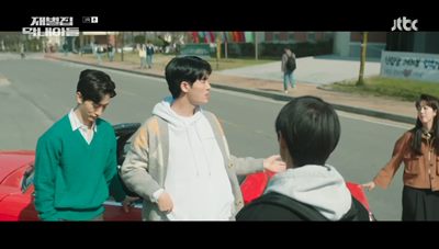 진도준에게 자신들의 명문회에 들어오라고 이야기 하는 장면