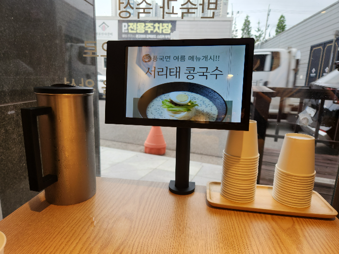 풍국면 내부 테이블에 주문을 할 수 있는 태블릿이 거치되어 있다