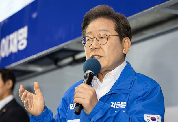 호텔 빈방을 연상시키는 도시 야경 이미지 - 호텔경제학 개념 설명과 관련