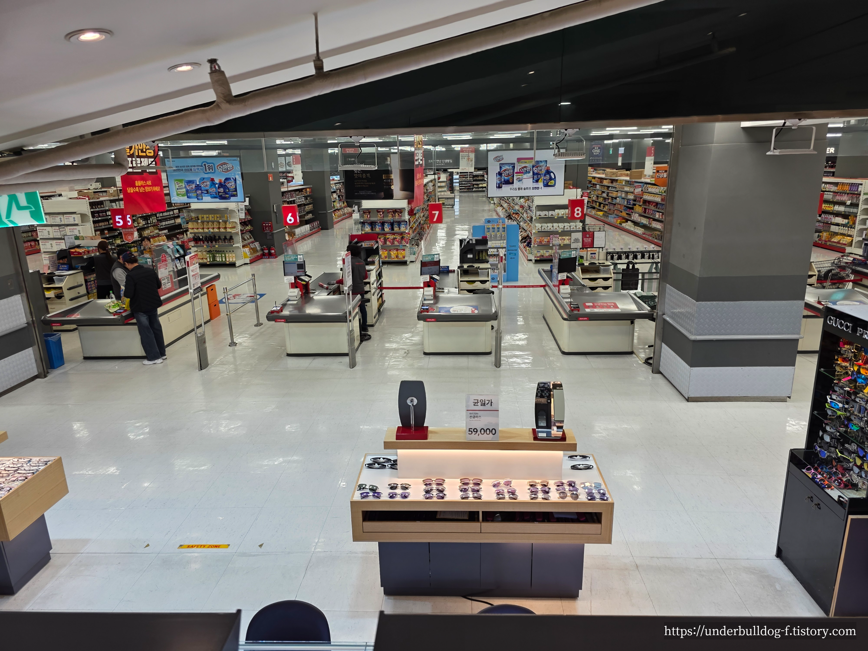 홈플러스 청주성안점 마감 시간대 에스컬레이터에서 본 매장 분위기