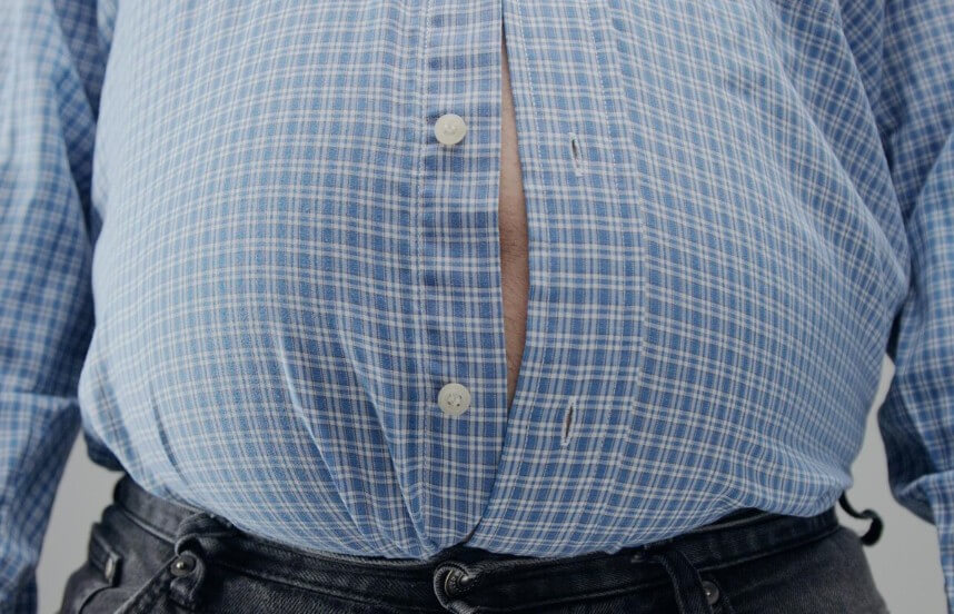 과체중으로 인해 셔츠 단추가 풀려버린 모습