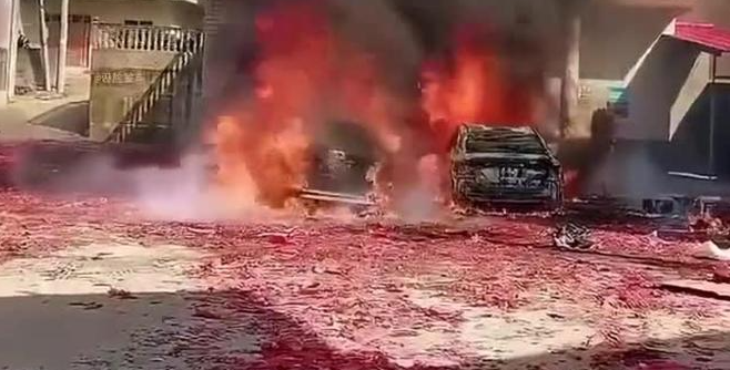 수만은폭중으로인해차량에불이붙어타고있는사진