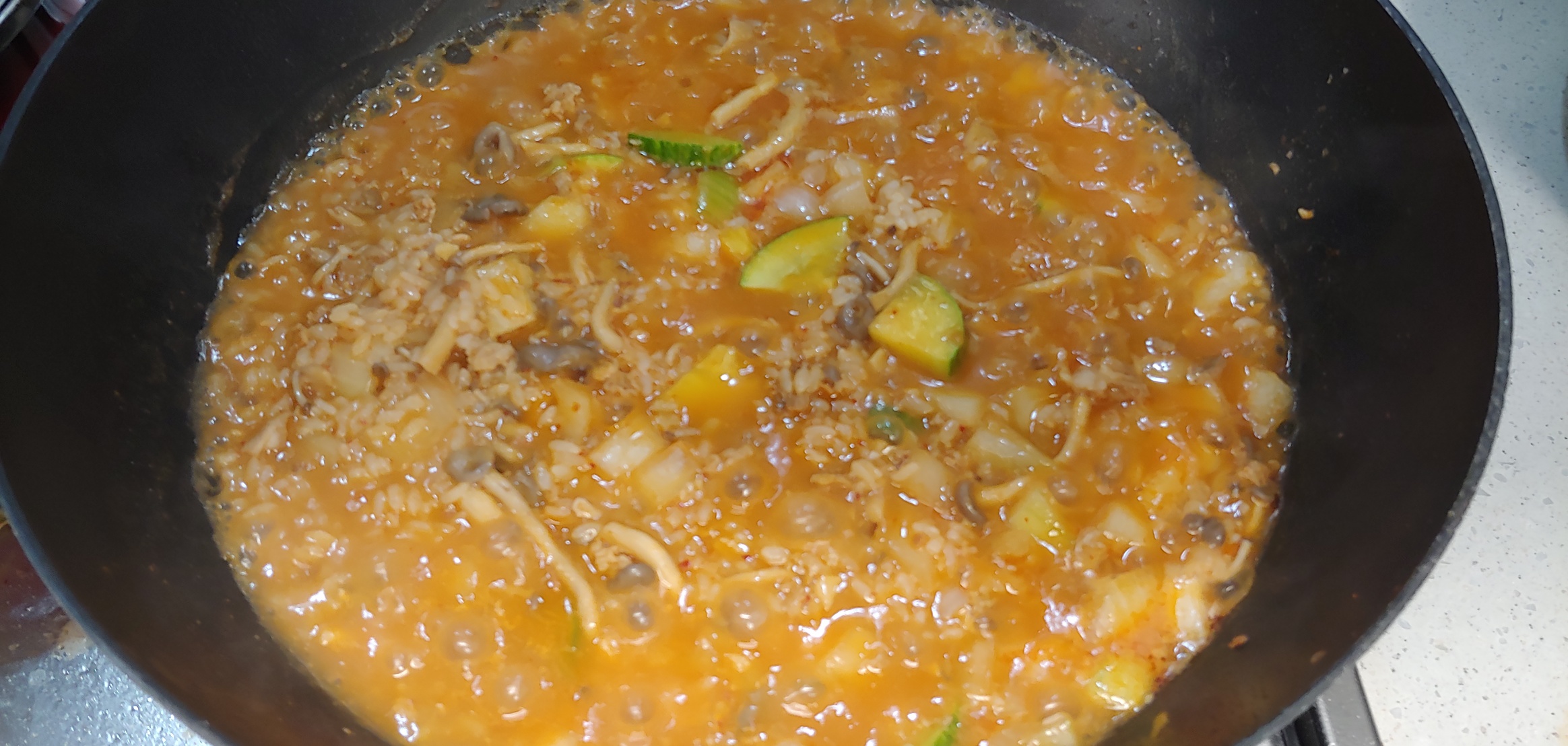 밥을 끓여 나오는 전분으로 인해&#44; 된장찌개와 차이점이 여기서부터 생깁니다.