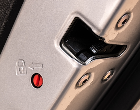 어린이 탑승 시 필수! '차일드락(Child Lock)' 기능 활용하기