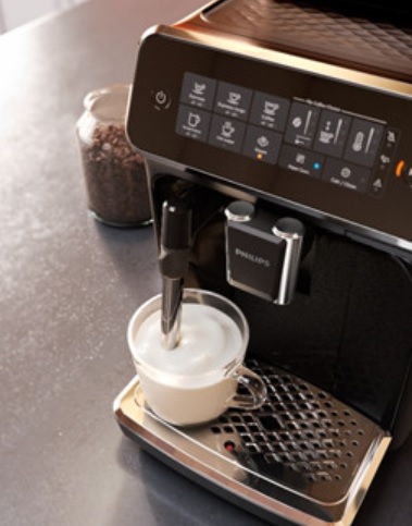 커피머신이 스팀봉을 이용해 우유거품을 만들어내고 있다