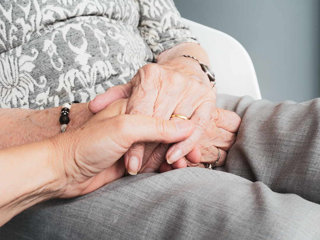 서로 손잡고 기도하며 위로와 희망을 전하는 사람들 : 병자를 위한 기도 선종을 위한 기도 천주교 기도문