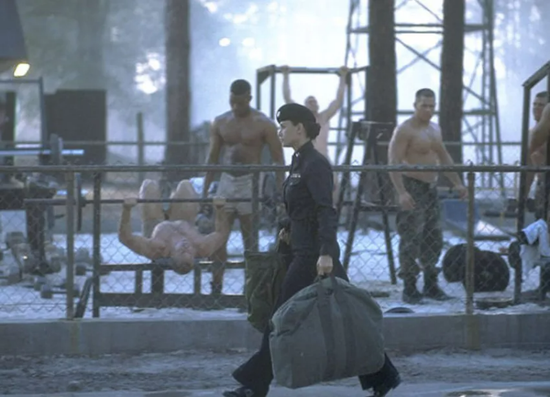 제인이 남자들이 우글거리는 곳을 당당하게 걸어가는 모습