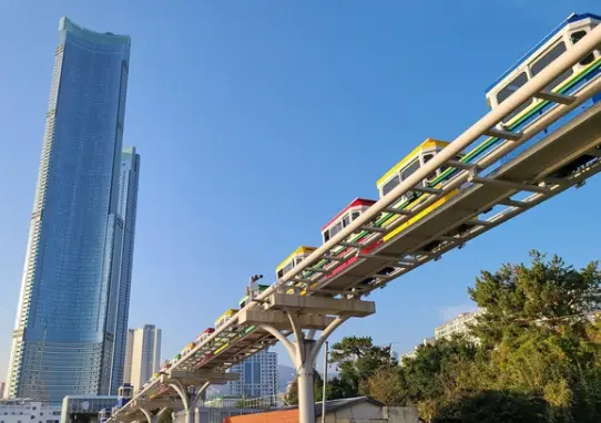 공중에 있는 기차레일을 달리고 있는 블루라인 기차