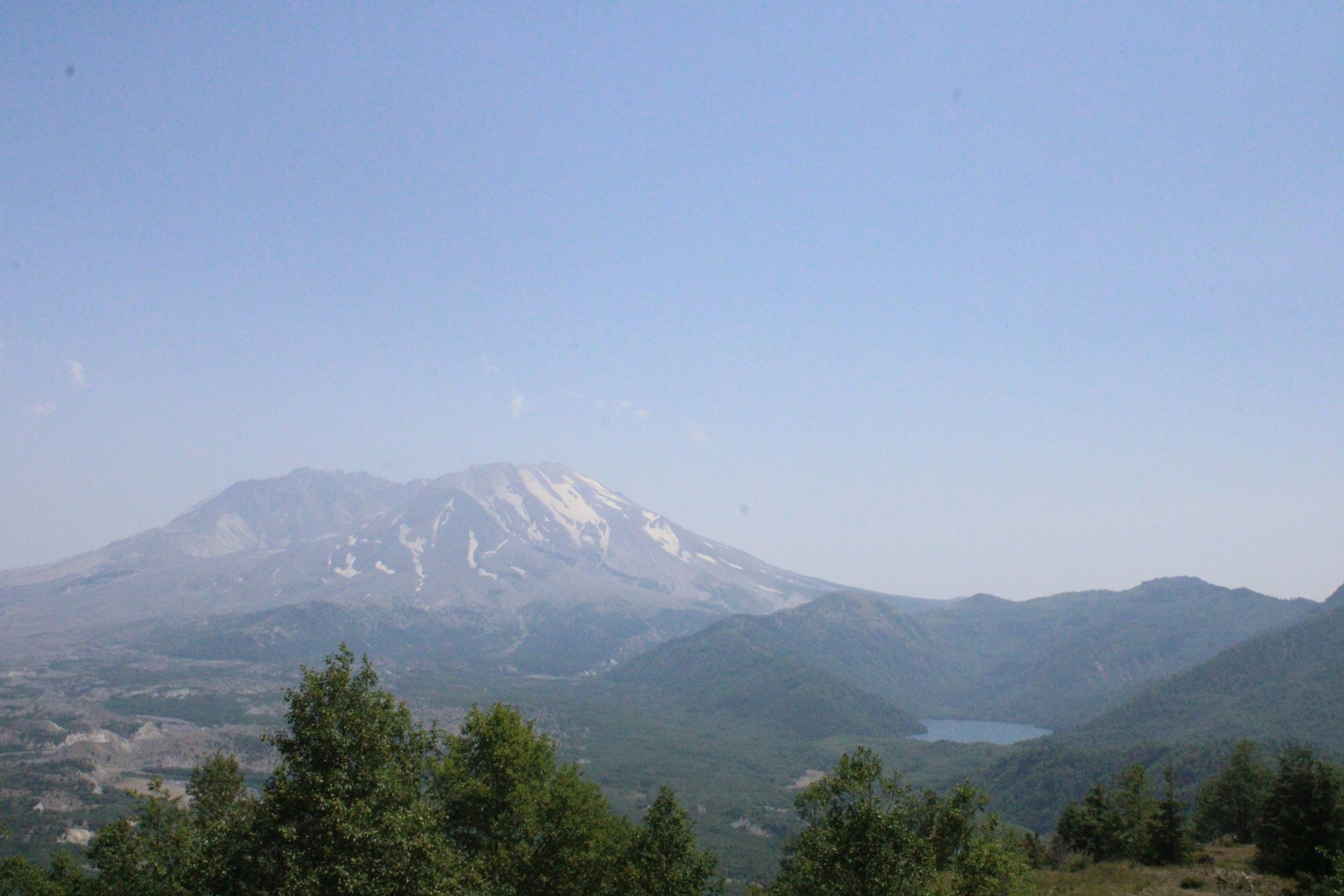 산과 저수지가 내려다보이는 풍경 관련 사진