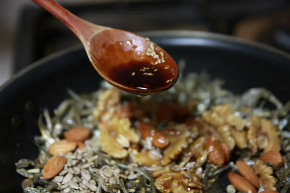 간장 넣는 모습