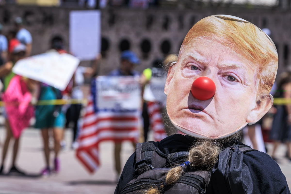 4월 19일(현지시간) 미국 플로리다 시내에서 이민 정책 등에 대해 트럼프 행정부를 비판하는 시위가 열린 모습.