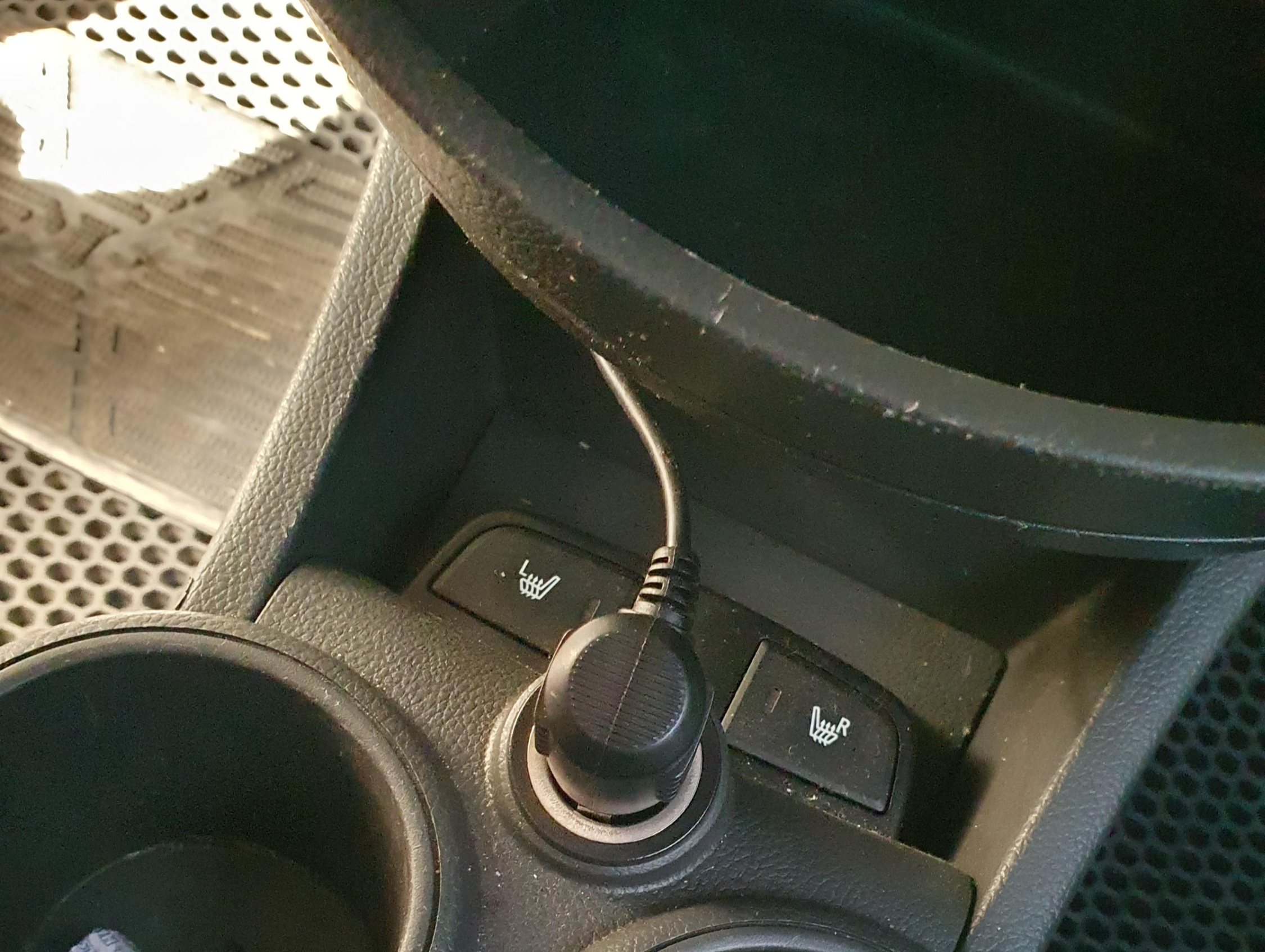 기존 네비 전원 선을 빼고, 새로운 네비 전원 시거잭을 연결 합니다.