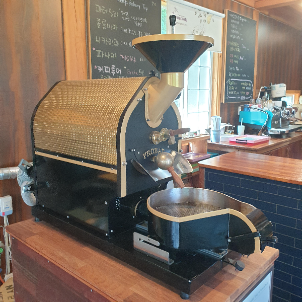 강릉 로스터리 카페 '크레마 코스타'에서 즐기는 스페셜티 커피_샘플 로스터기