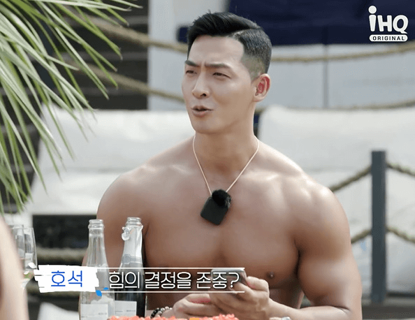 양호석이라는 남성 참가자가 윗옷을벗은 상태로 이야기하고있는 사진 입니다.
