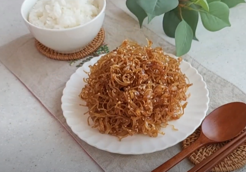 오징어실채 간장볶음 차려진 밥상