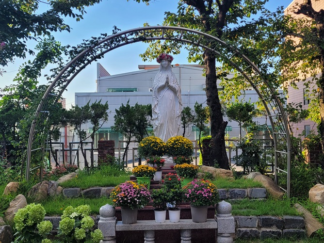 부천 역곡성당 성모상