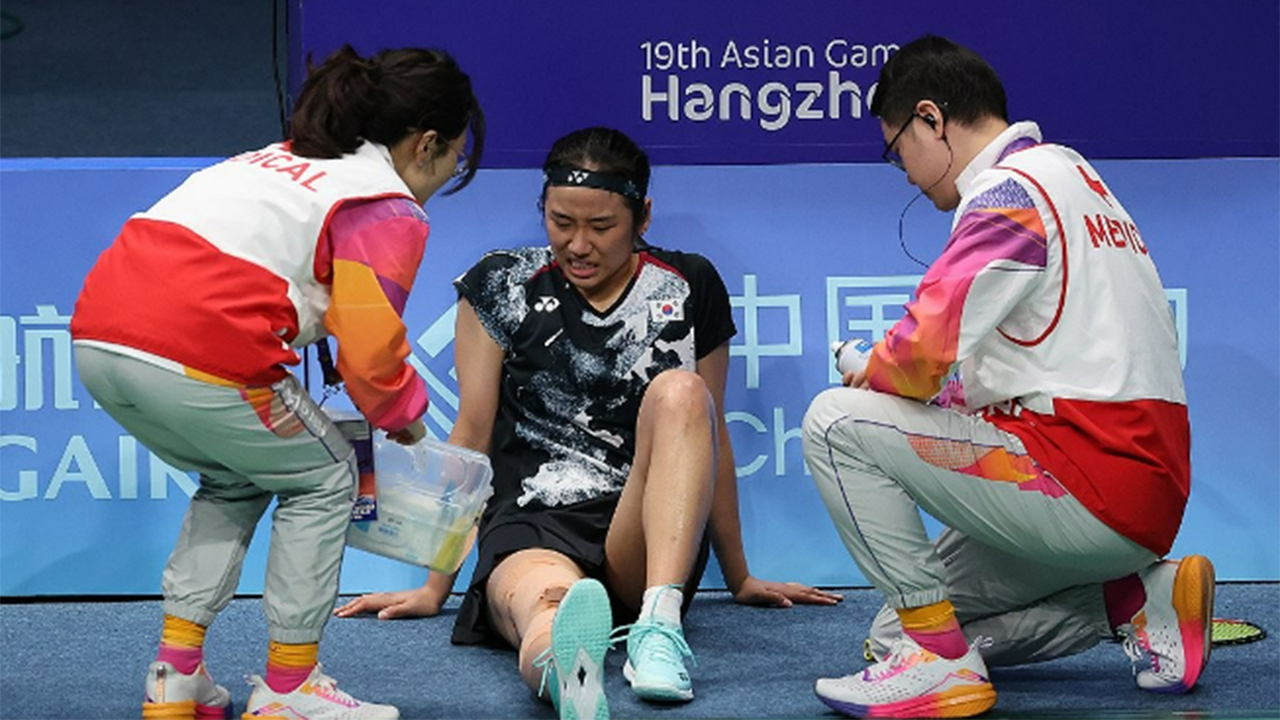 안세영선수가 부상으로 고통스러워 하고 있다.