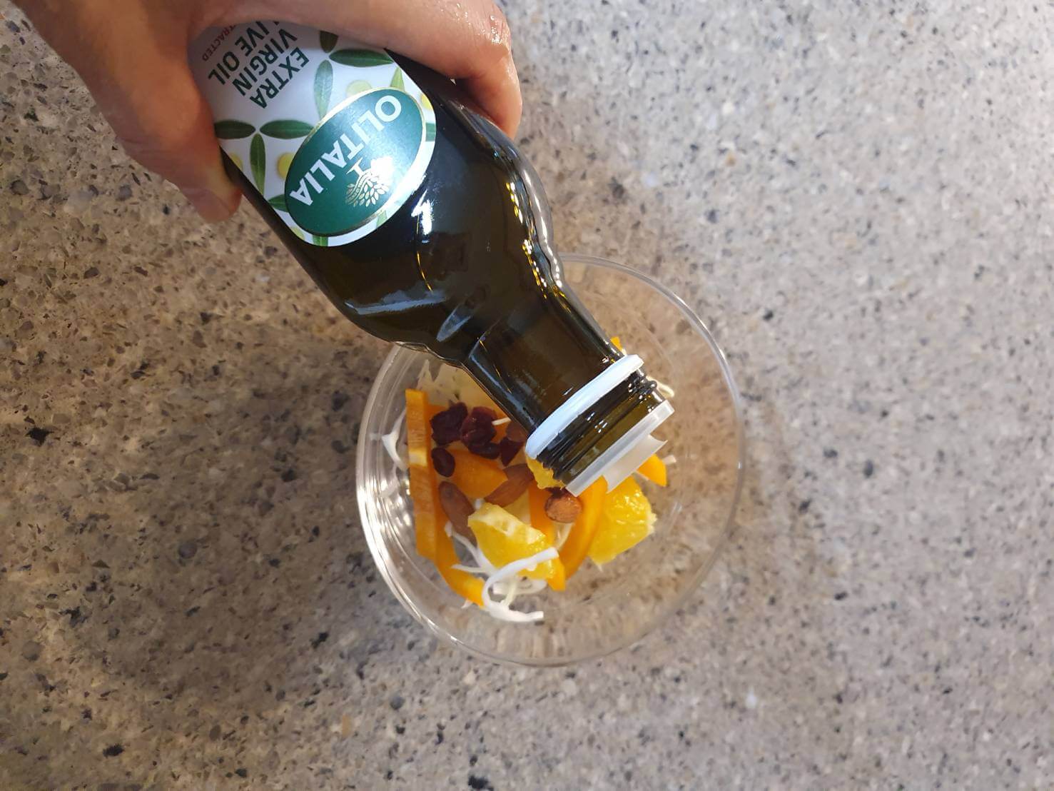 오일브오일 샐러드에 뿌리는 사진