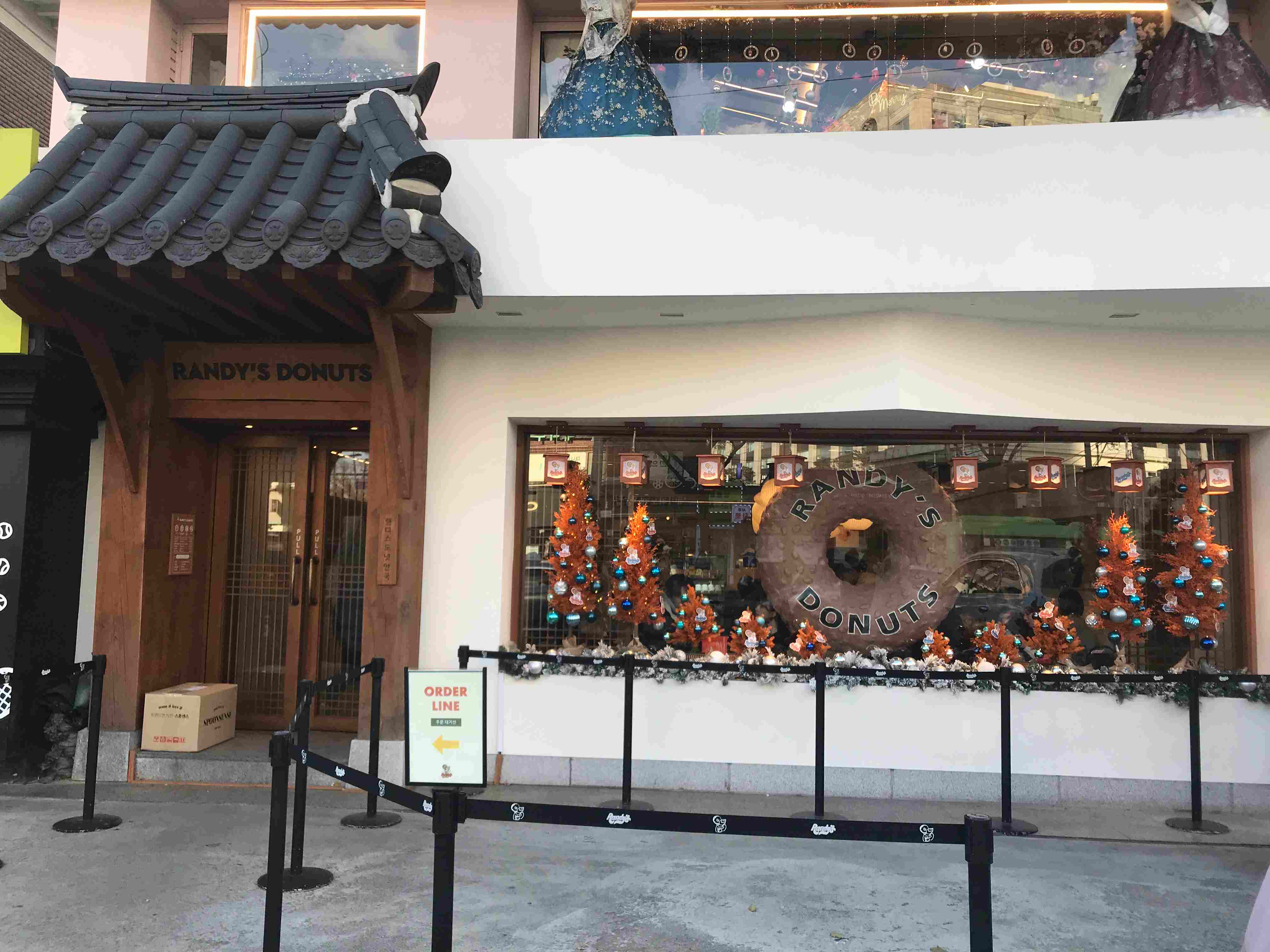 랜디스도넛 안국점 매장 앞
