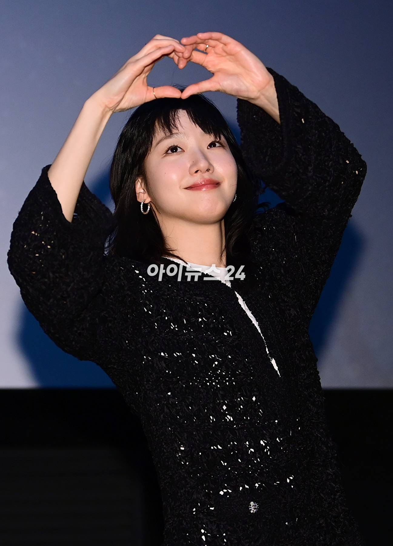 배우 김고은이 23일 오후 서울 롯데시네마 건대입구에서 열린 영화 &#39;파묘&#39;(감독 장재현) 흥행 감사 무대인사를 갖고 있다. 영화의 주역들은 천만 돌파가 예정돼 있는 이번 주말 무대인사를 돌며 흥행의 기쁨을 관객과 나눴다. [사진=정소희 기자]