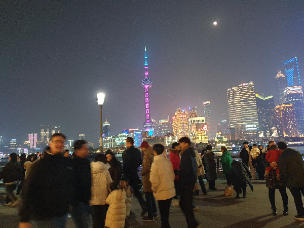 푸동방향 야경을 즐기는 사람들