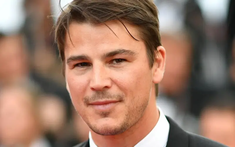 어니스트 로런스를 연기하는 조시 하트넷