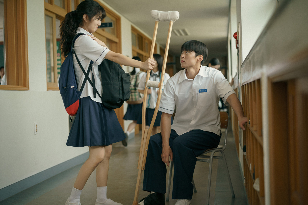 목발을 집어 건네주는 신은수 배우님