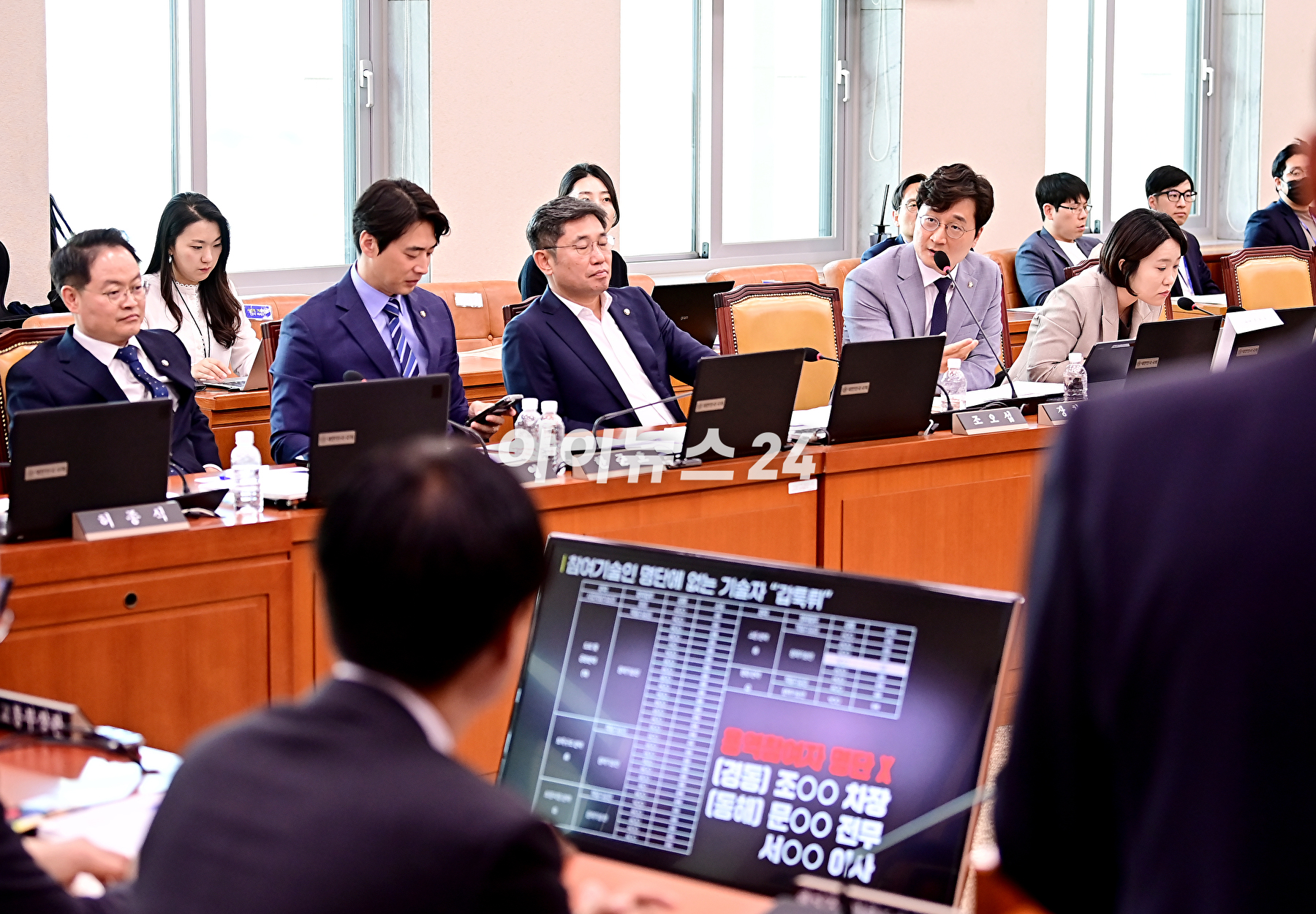 장철민 더불어민주당 의원이 10일 오전 서울 여의도 국회에서 열린 국토교통위원회 국정감사에서 질의를 하고 있다. [사진=곽영래 기자]