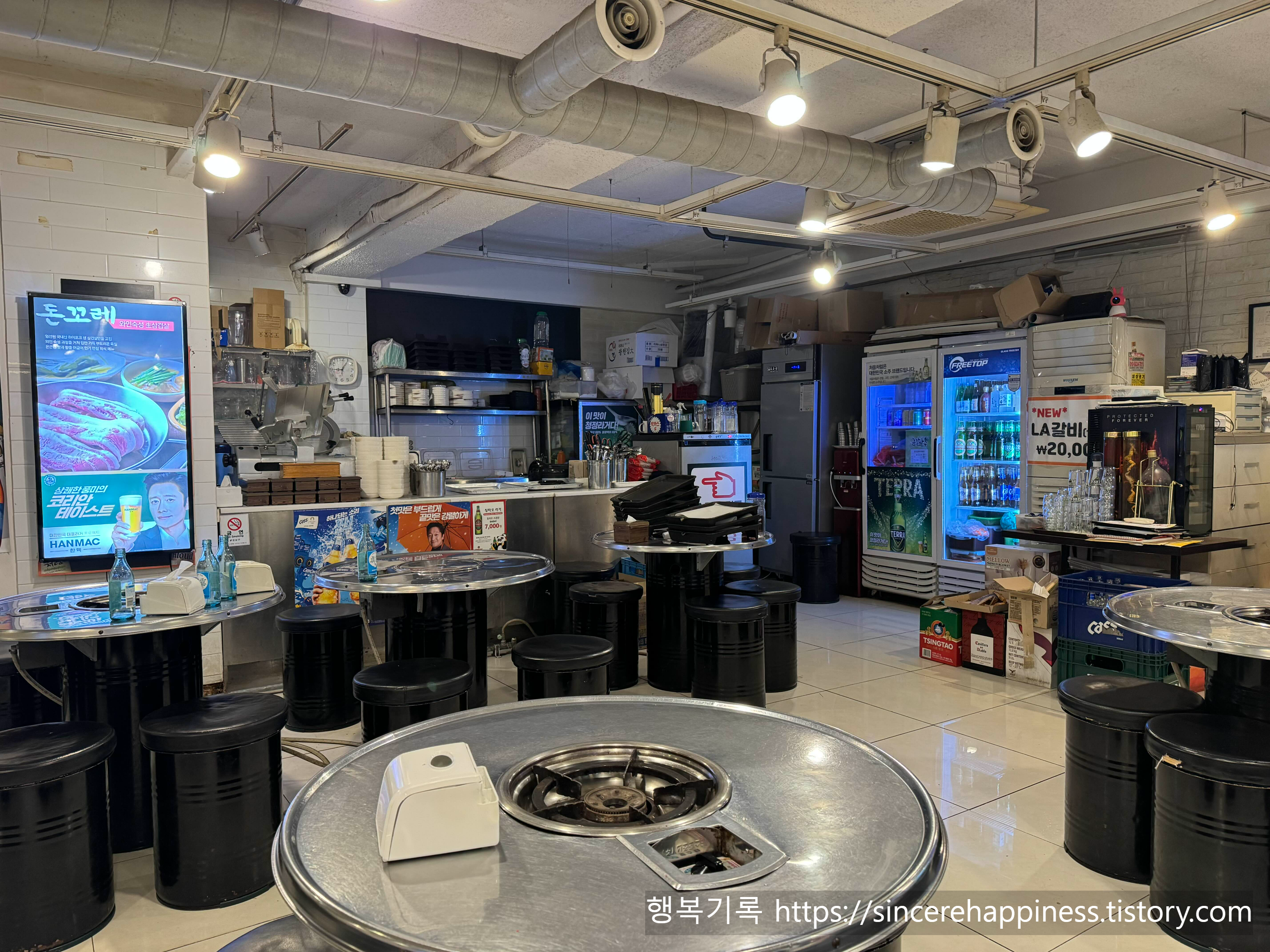 코엑스 근처 삼겹살 고기집 돈꼬레 주방 및 음료 냉장고 전경