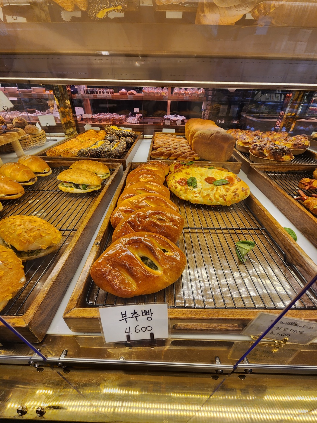 쇼케이스안에 진열되어있는 다양한빵 그리고 이날 먹은 바직토마토빵