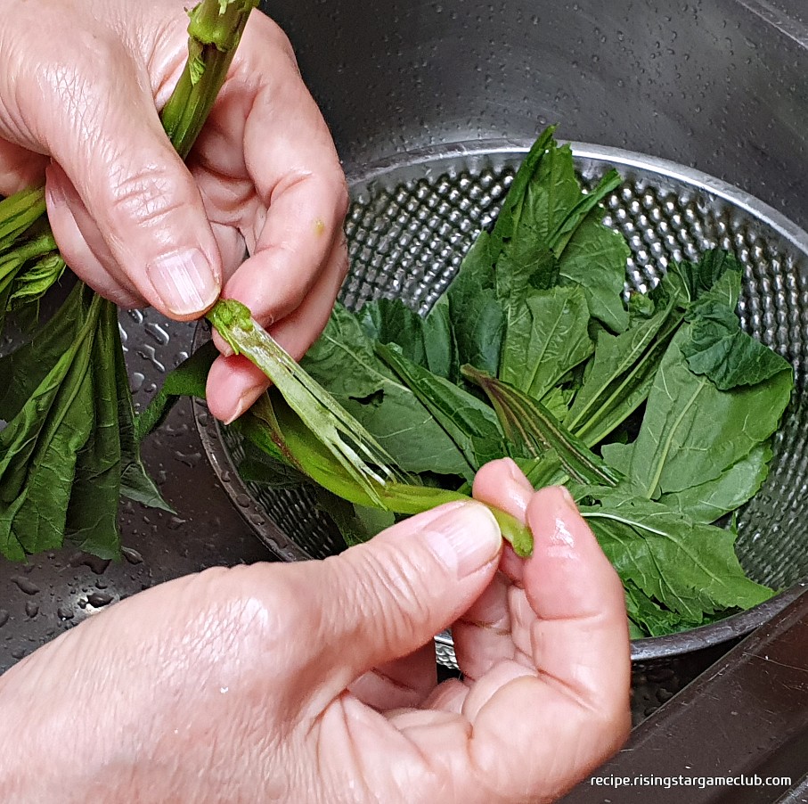 아욱 된장국에 들어갈 아욱의 거친 줄기 부분을 벗겨서 다듬어주는 사진
