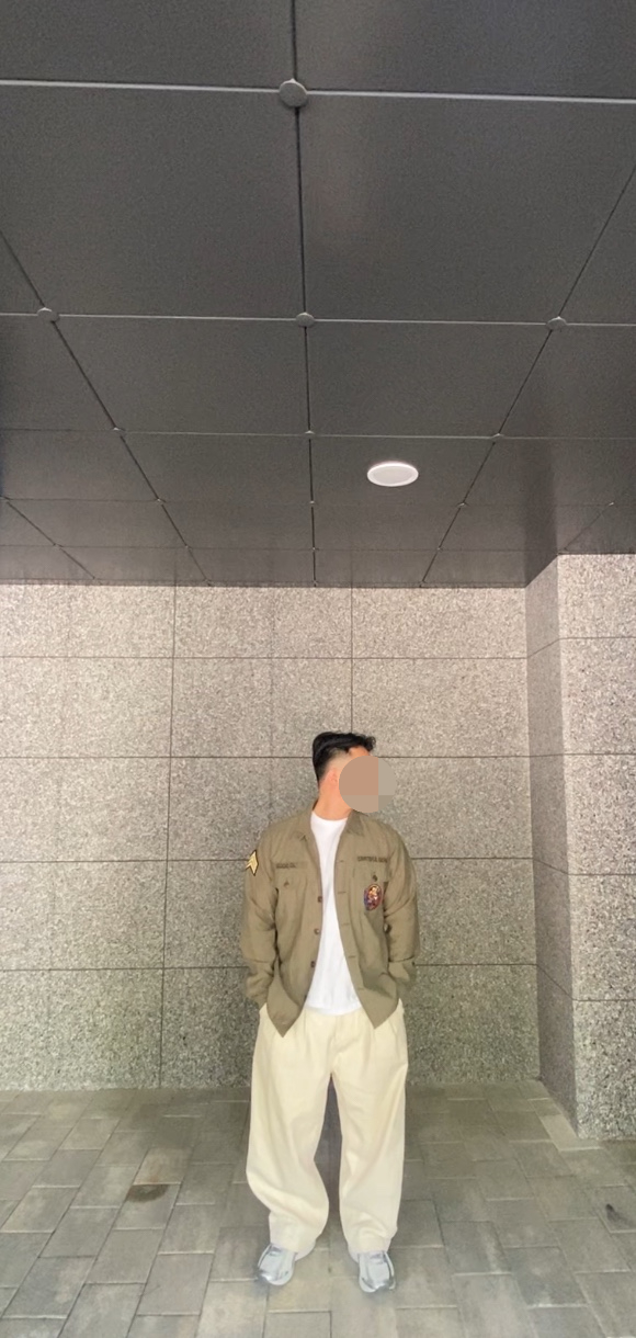 데일리룩(2024. 5. 19.)OG-107 셔츠 자켓 워크웨어자켓, 폴로 기본 반팔 티셔츠, 무신사스탠다드 무신사 데님 와이드 벌룬 팬츠 크림, 아식스 조그 100 실버