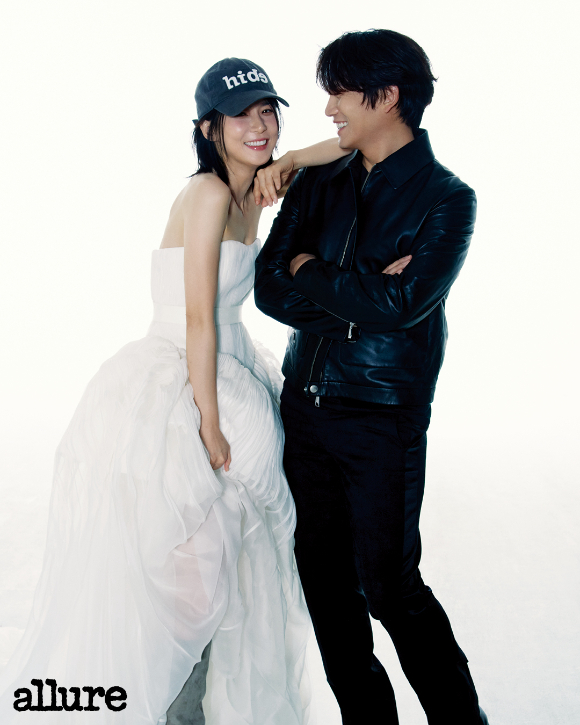 배우 이보영&amp;#44; 지성 부부가 결혼 10주년을 맞아 커플 화보 촬영에서 포즈를 취하고 있다. [사진=얼루어 코리아]
