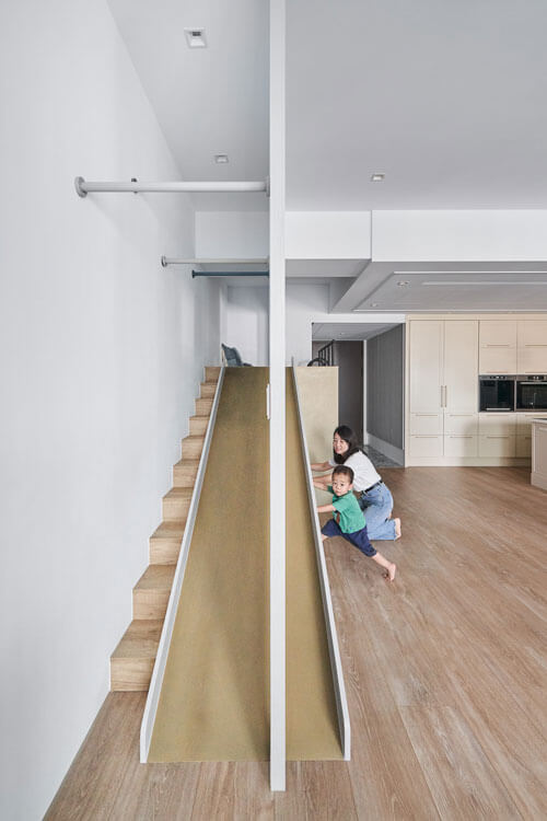 거실-미끄럼틀을-어린아이와-엄마가-밀고있다