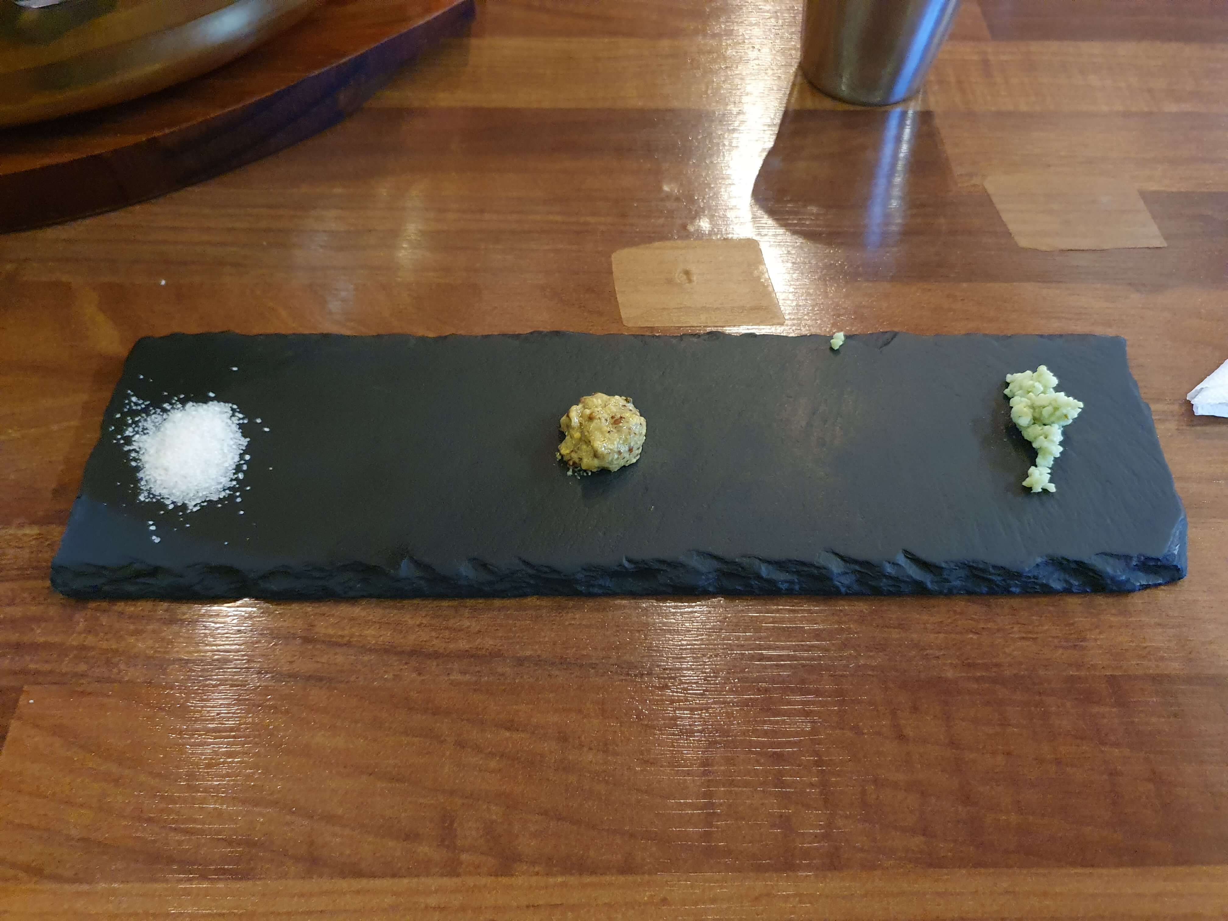 사상 괘법동 맛집 우대-반찬(소금, 머스타드 홀그레인, 와사비)