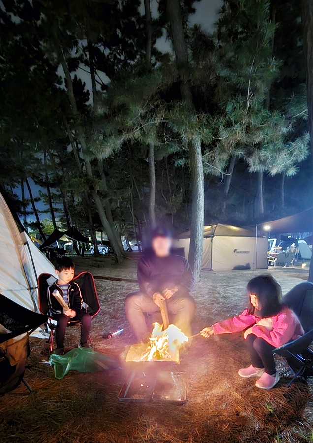 화롯대에 둘러앉아 불멍하는 아이들과 루나군