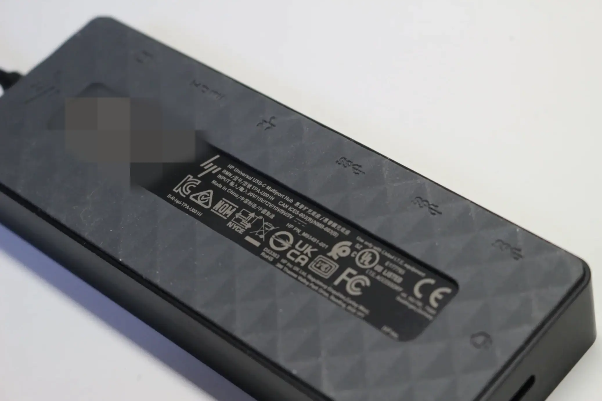 HP 유니버셜 USB-C 멀티포트 허브 하단 부분